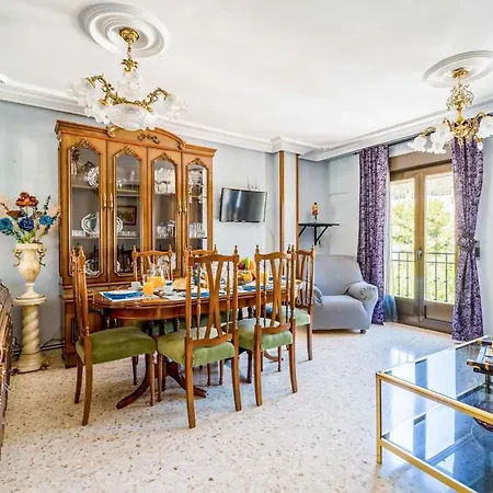3 Bedroom Cozy In Apartament *